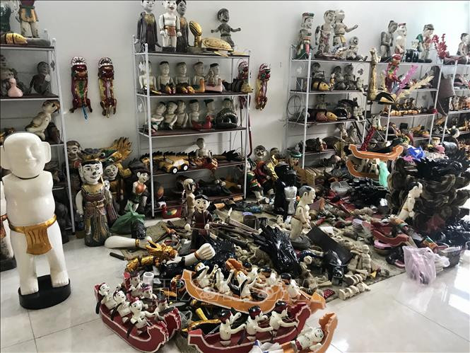 Các con rối cùng đạo cụ biểu diễn tại gia đình. Ảnh: Kim Thu-TTXVN phát