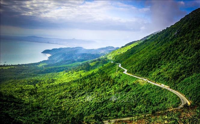 Cung đường trên đèo Hải Vân uốn lượn như những dải lụa vắt ngang qua. Ảnh: Văn Dũng – TTXVN