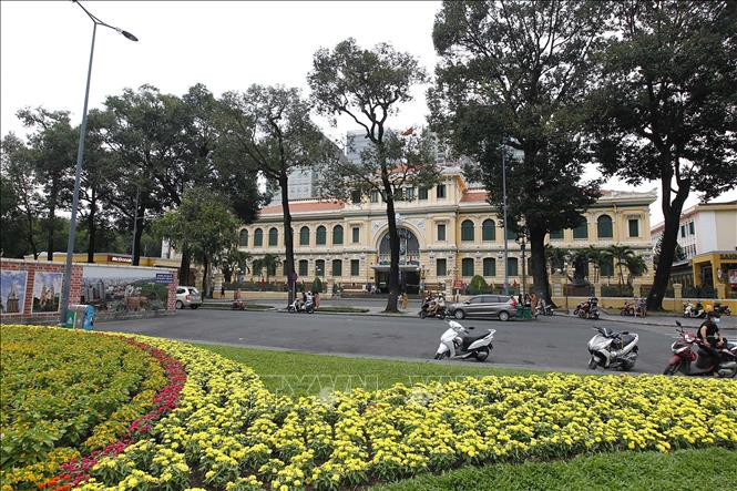 Khu vực Bưu Điện thành phố nơi thu hút đông đảo khách tham quan cũng vắng bóng người chiều 30 Tết. Ảnh: Thanh Vũ - TTXVN