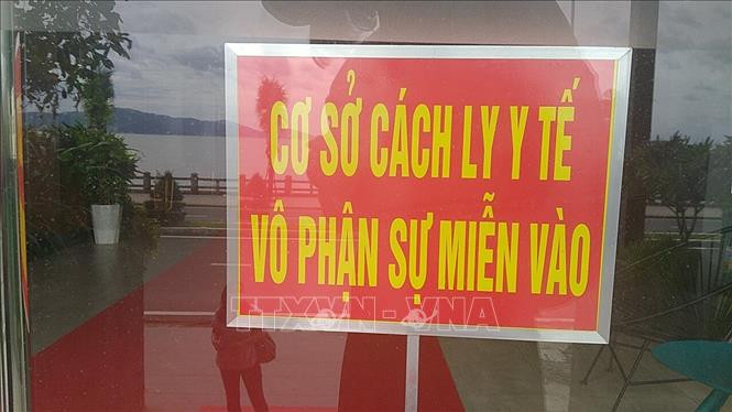 Một cơ sở cách ly có thu phí tại thành phố Nha Trang để bảng chỉ dẫn an toàn hướng dẫn cho người dân và du khách không đi vào khu vực cấm. Ảnh: Thanh Vân - TTXVN