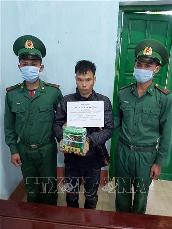 Kon Tum: Bắt quả tang vụ vận chuyển ma túy đá ở vùng biên
