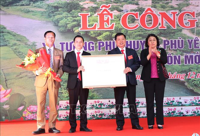 Bà Tráng Thị Xuân, Phó Chủ tịch Thường trực UBND tỉnh Sơn La trao Quyết định công nhận xã Tường Phù đạt chuẩn nông thôn mới năm 2020. Ảnh: Nguyễn Cường – TTXVN