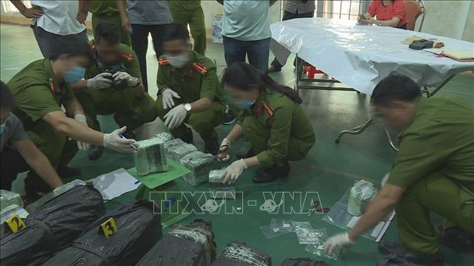 Lực lượng chức năng kiểm đếm số ma túy. Ảnh: TTXVN phát