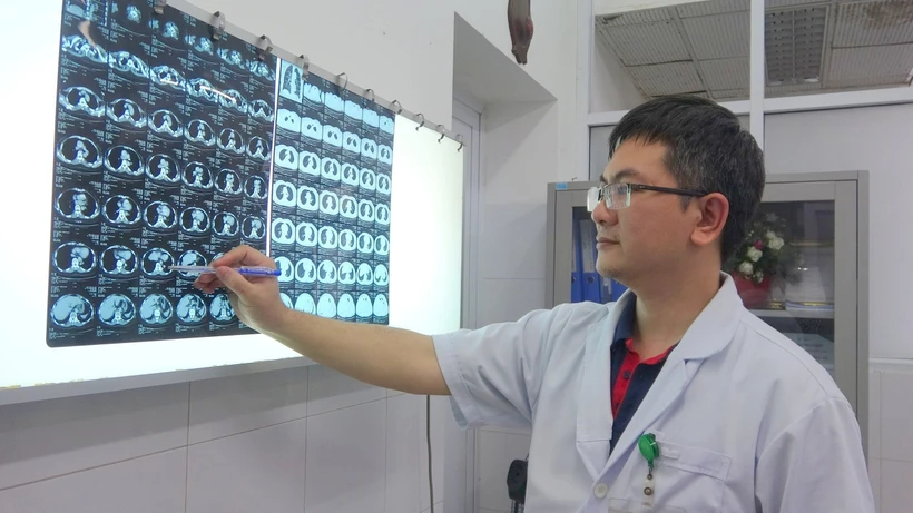 Bác sĩ xem hình ảnh XQ chẩn đoán tình trạng bệnh của bệnh nhân. Ảnh: TTXVN phát