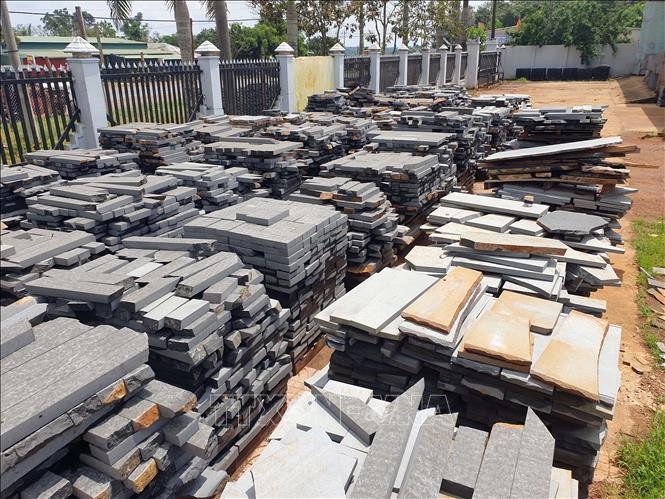 Đá ốp lát tập kết trước trụ sở Công ty trách nhiệm hữu hạn thương mại và dịch vụ Trường Huy Đắk Nông. Ảnh: Hưng Thịnh – TTXVN