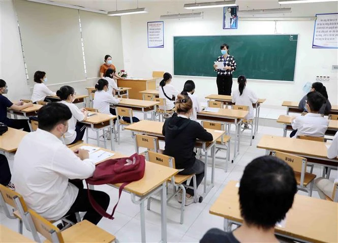 Hà Nội trả giấy chứng nhận tốt nghiệp Trung học phổ thông cho học sinh qua đường bưu điện