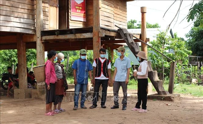 Chính quyền địa phương tuyên truyền chính sách của Đảng, pháp luật Nhà nước đến với người dân xã Ayun (Chư Sê, Gia Lai). Ảnh: Hồng Điệp - TTXVN