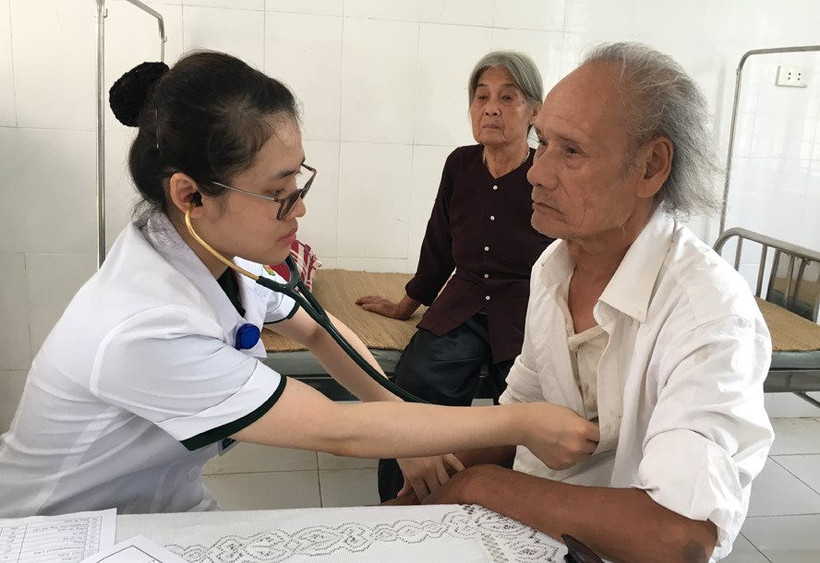 Khám, cấp phát thuốc miễn phí cho đồng bào dân tộc thiểu số ở huyện Ba Vì. Ảnh: hanoimoi.vn
