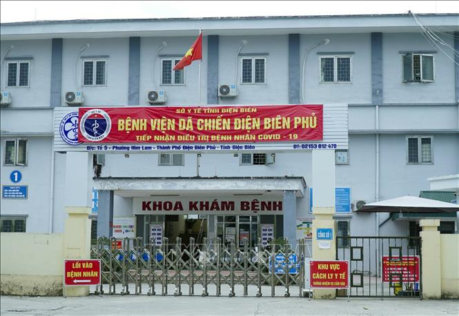 Bệnh viện dã chiến Điện Biên Phủ đã được phong tỏa tạm thời, chỉ tiếp nhận bệnh nhân điều trị COVID-19. Ảnh: Xuân Tư - TTXVN