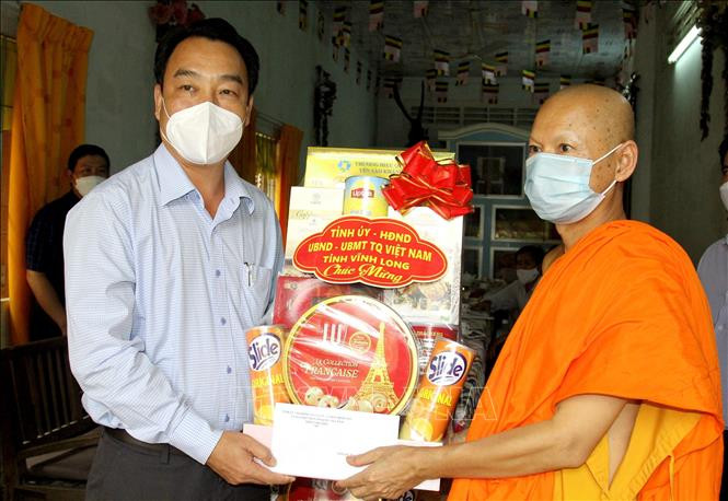 Chủ tịch Ủy ban nhân dân tỉnh Vĩnh Long Lữ Quang Ngời thăm và tặng quà Chùa Hạnh Phúc Tăng (huyện Vũng Liêm) nhân lễ Sene Dolta. Ảnh: Lê Thúy Hằng – TTXVN