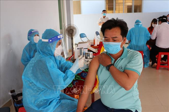  Công nhân, người lao động được tiêm vaccine phòng COVID-19 để sớm quay trở lại sản xuất. Ảnh: Hữu Chí – TTXVN