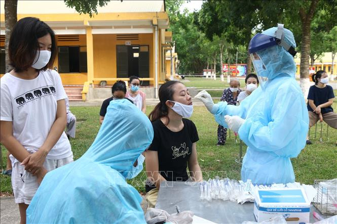 Công tác lấy mẫu xét nghiệm cho các công dân. Ảnh: Hoa Mai - TTXVN