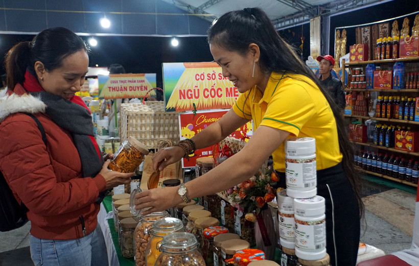 Hơn 60 đơn vị, doanh nghiệp tham gia "Tuần hàng quảng bá các sản phẩm miền núi tỉnh Quảng Nam năm 2022”. Ảnh: Trịnh Bang Nhiệm – TTXVN