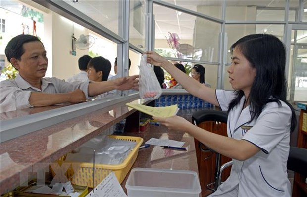 Người dân mua thuốc tại nhà thuốc bệnh viện. Ảnh: Thế Anh-TTXVN