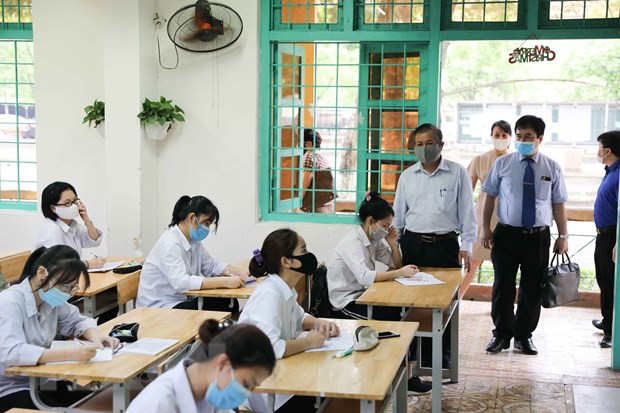 Ông Lê Ngọc Quang, Phó Giám đốc Sở Giáo dục và Đào tạo Hà Nội kiểm tra đột xuất tại Trường THPT Đông Anh, huyện Đông Anh (Hà Nội). Ảnh: Thanh Tùng - TTXVN