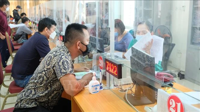 Đối tượng người lao động đề nghị hưởng trợ cấp thất nghiệp chiếm tỷ lệ cao nhất từ 25 - 40 tuổi, trong đó, số người lao động bị mất việc do dịch chiếm hơn 60%. Ảnh: Khiếu Tư - TTXVN