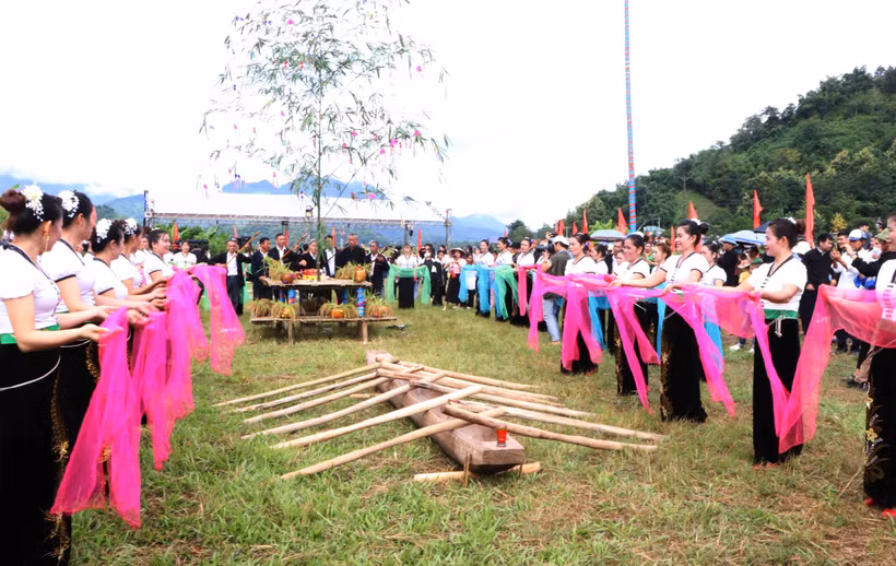 Thực hiện nghi thức cúng hồn lúa. Ảnh: Nguyễn Oanh-TTXVN