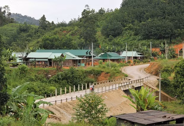 Hạ tầng cầu cống dân sinh được đầu tư, đảm bảo cho việc đi lại của đồng bào miền núi. Ảnh: Khánh Nguyên
