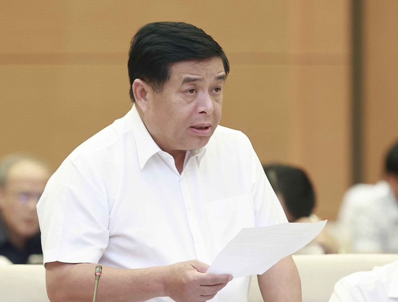 Bộ trưởng Bộ Kế hoạch và Đầu tư Nguyễn Chí Dũng phát biểu tại Phiên họp thứ 27 của Uỷ ban Thường vụ Quốc hội. Ảnh: Doãn Tấn - TTXVN