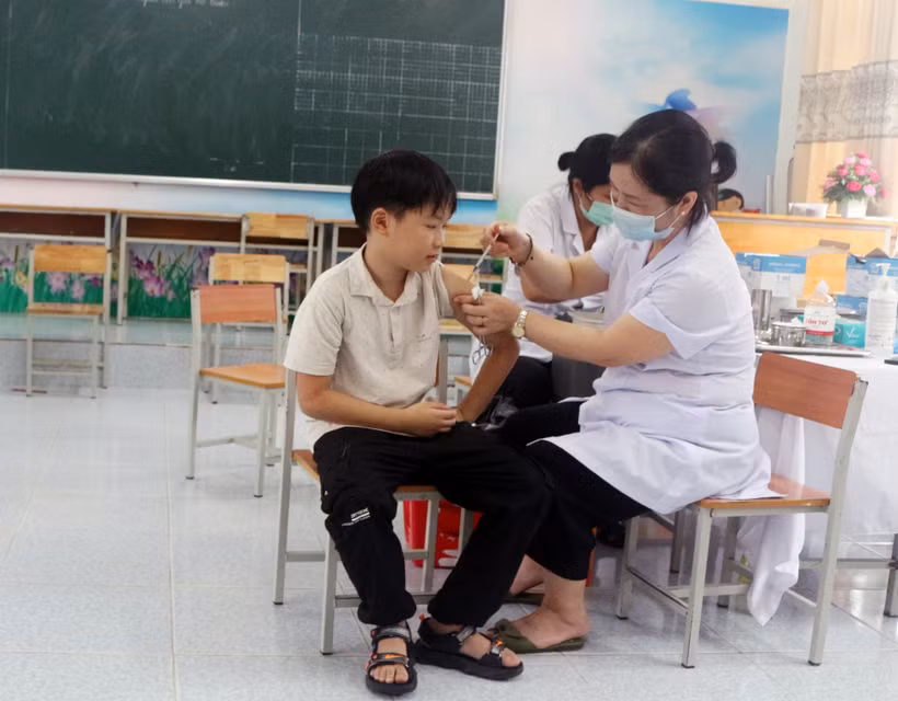 Tất cả trẻ từ 5 đến 17 tuổi trên địa bàn tỉnh Hà Nam tiêm vaccine phòng COVID-19 đảm bảo an toàn, đúng quy định. Ảnh: Nguyễn Chinh - TTXVN