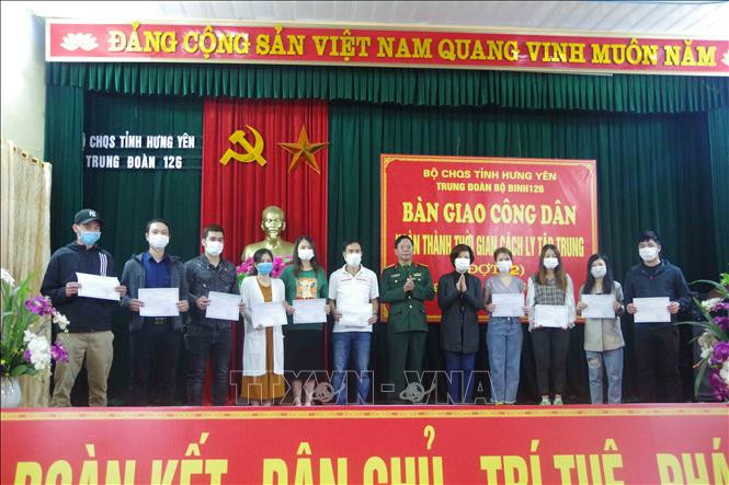 Trung đoàn bộ binh 126 cấp giấy chứng nhận hoàn thành thời gian cách ly tập trung. Ảnh: Đinh Tuấn - TTXVN