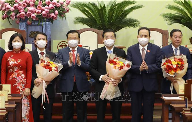 Phó Chủ tịch Thường trực Quốc hội Trần Thanh Mẫn, Bí thư Thành ủy Hà Nội Đinh Tiến Dũng chúc mừng các đồng chí được bầu là Chủ tịch, Phó Chủ tịch Ủy ban nhân dân thành phố Hà Nội. Ảnh: Nguyễn Điệp - TTXVN