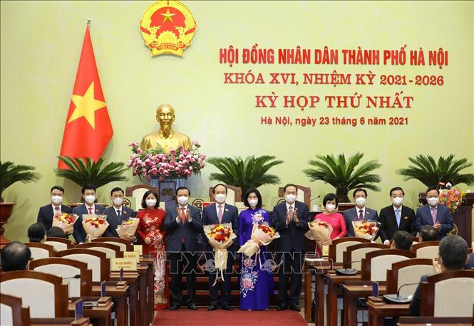 Phó Chủ tịch Thường trực Quốc hội Trần Thanh Mẫn, Bí thư Thành ủy Hà Nội Đinh Tiến Dũng chúc mừng các đồng chí được bầu là Chủ tịch, Phó Chủ tịch và Ủy viên Thường trực Hội đồng nhân dân thành phố Hà Nội. Ảnh: Nguyễn Điệp - TTXVN