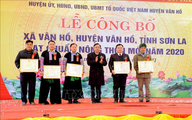 Phó Chủ tịch UBND tỉnh Sơn La Phạm Văn Thủy trao Bằng khen của Chủ tịch UBND tỉnh cho các tập thể có thành tích xuất sắc trong xây dựng nông thôn mới của xã Vân Hồ. Ảnh: Quang Quyết-TTXVN