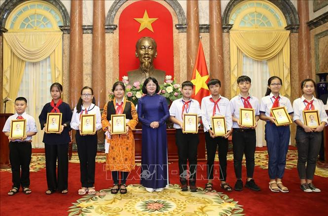 Phó Chủ tịch nước Đặng Thị Ngọc Thịnh tặng ảnh chân dung Chủ tịch Hồ Chí Minh cho các đại biểu Cháu ngoan Bác Hồ tiêu biểu tỉnh Bắc Giang. Ảnh: Dương Giang – TTXVN