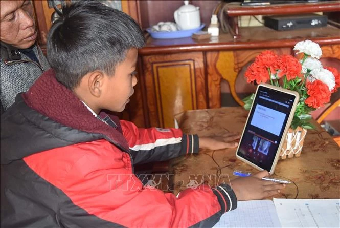 “Sóng và máy tính cho em” tiếp bước học sinh nghèo Đắk Nông. Ảnh: Nguyên Dung – TTXVN