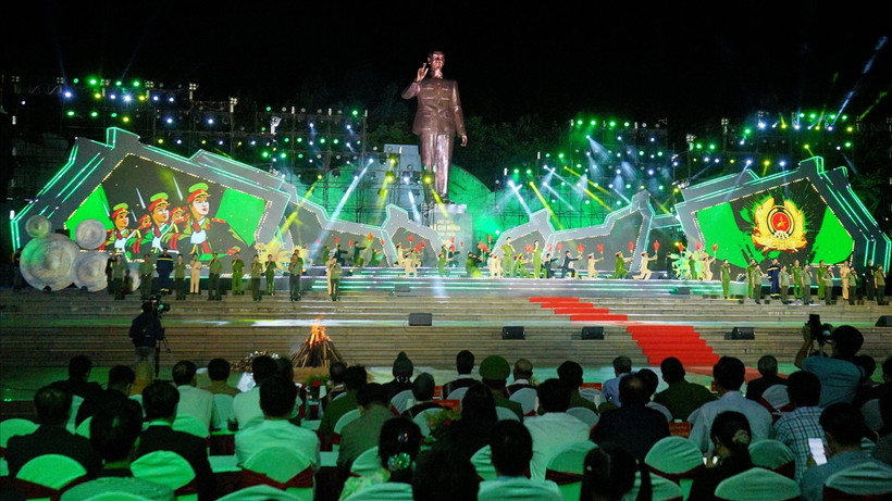 Chương trình nghệ thuật "Giữ trọn lời thề - Tây Nguyên xanh" thu hút đông đảo Nhân dân đến thưởng thức. Ảnh: baodantoc.vn