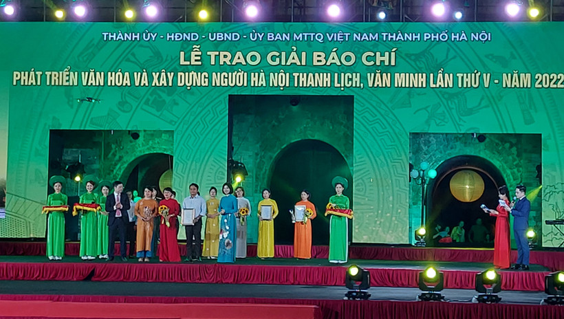 Trao giải cho các tác giả đoạt giải B Giải báo chí về Phát triển văn hóa và xây dựng người Hà Nội thanh lịch, văn minh lần thứ V – năm 2022. Ảnh: Đinh Thuận – TTXVN