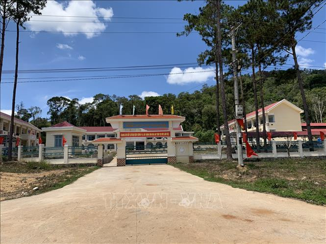 Các điểm trường được đầu tư xây dựng khang trang, góp phần nâng cao dân trí, xóa mù chữ ở Sơn Lang. Ảnh: Quang Thái - TTXVN