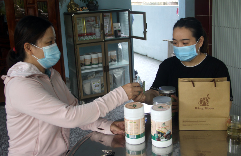 Mua sản phẩm của Cơ sở sản xuất sản phẩm sạch Hằng Moon. Ảnh: Phước Tuệ