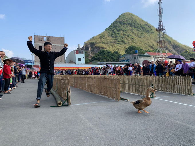 Ảnh 15. Phần thi đua Vịt tạo được sự vui tươi, phấn khởi cho ngày Hội.JPG