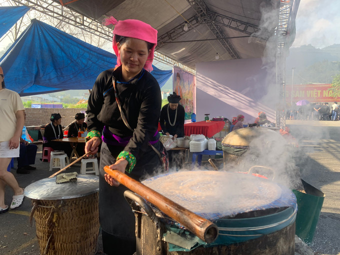 Ảnh 11. Chị phụ nữ dân tộc Giấy tráng bánh phở đỏ thủ công, bánh phở truyền thống được tráng bằng gạo bào thai; đây là nguyên liệu để cho ra thành phẩm bát phở tráng tay Tráng Kìm, Quản Bạ.JPG