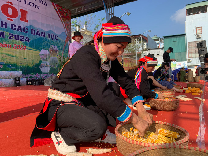 Ảnh 8. Thi tẽ Ngô nhanh là một tạo không khí sôi nổi, tái hiện đôi bàn tay khéo léo, nhanh thoăn thoắt của phụ nữ vùng đồng bài DTTS chịu khó, cần cù.JPG