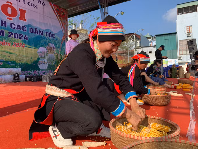 Ảnh 8. Thi tẽ Ngô nhanh là một tạo không khí sôi nổi, tái hiện đôi bàn tay khéo léo, nhanh thoăn thoắt của phụ nữ vùng đồng bài DTTS chịu khó, cần cù.JPG