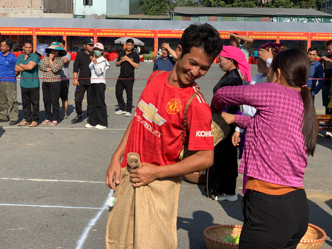 Ảnh 17 Đội thắng ở phần thi nhảy bao bố gùi Nông sản là đội gùi được nhiều kg Nông sản nhất.JPG