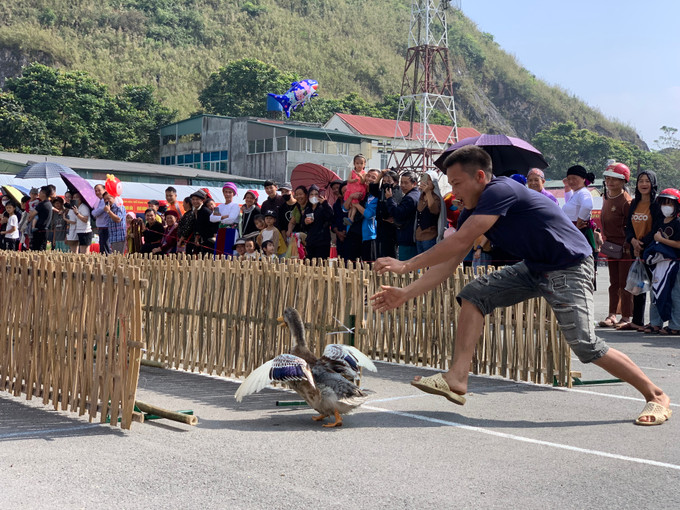 Ảnh 15.1. Phần thi đua Vịt tạo được sự vui tươi, phấn khởi cho ngày Hội.JPG