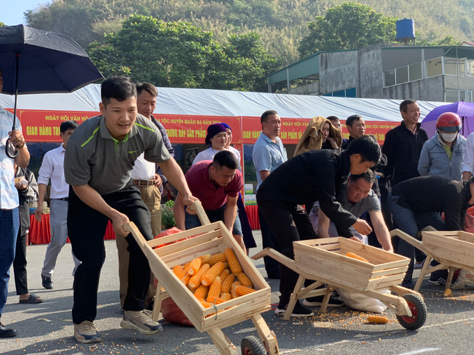Ảnh 6.1 Phần thi đẩy Ngô qua chướng ngại vật đã tái hiện lại những khó khăn, vất vả của đồng bào dân tộc khi thu hoạch và vận chuyển nông sản do địa hình cao, dốc.JPG