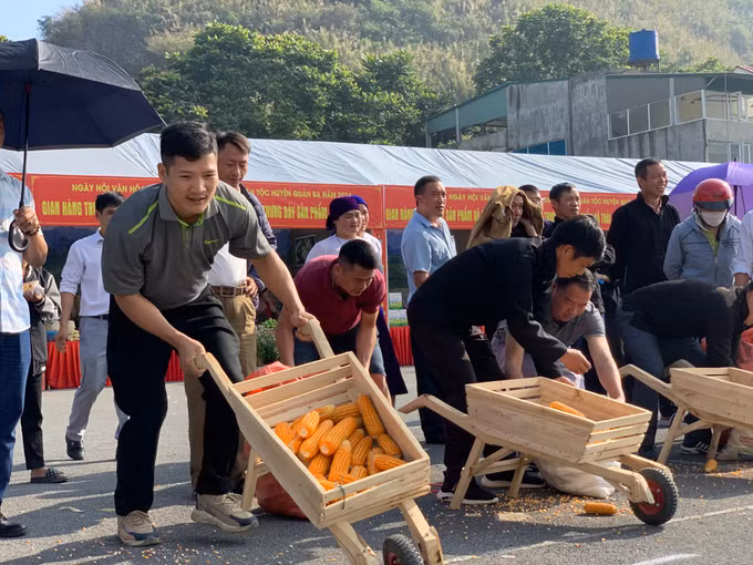 Ảnh 6.1 Phần thi đẩy Ngô qua chướng ngại vật đã tái hiện lại những khó khăn, vất vả của đồng bào dân tộc khi thu hoạch và vận chuyển nông sản do địa hình cao, dốc.JPG
