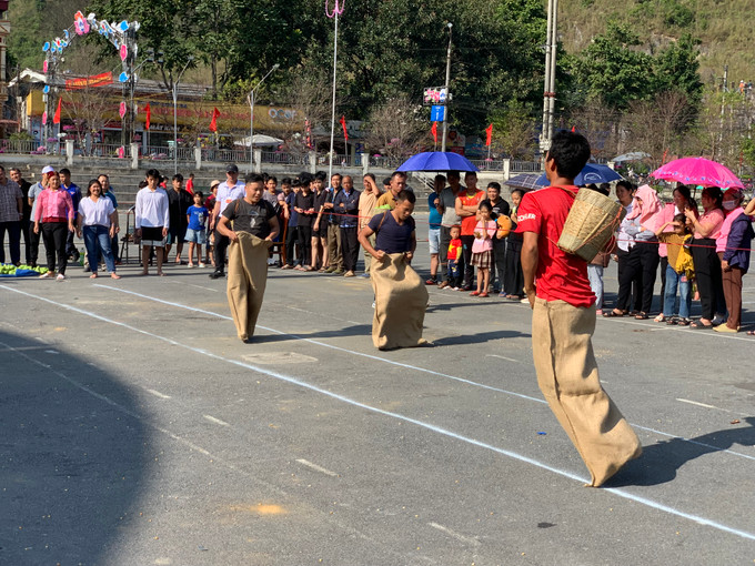 Ảnh 16.1 Phần thi nhảy bao bố gùi Nông sản không mang đến nhiều tiếng cười và sự cổ vũ nhiệt tình của khán giả.JPG