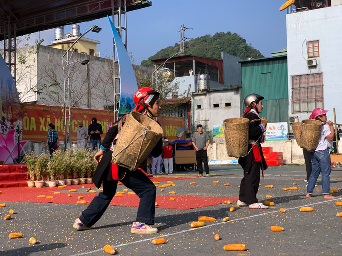 Ảnh 7. 1 Ném ngô trúng quẩy tấu thể hiện sự khéo léo trong đỡ chính xác của những người chơi.JPG