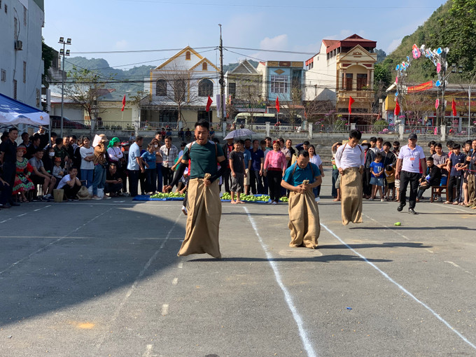 Ảnh 16. Phần thi nhảy bao bố gùi Nông sản không mang đến nhiều tiếng cười và sự cổ vũ nhiệt tình của khán giả.JPG