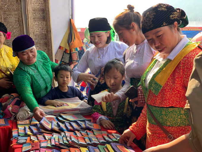 Quản Bạ vùng đất nổi tiếng với nghề dệt lanh truyền thống, các sản phẩm từ lanh đã vươn xa nhiều nơi trên thế giới và được cộng đồng rất ưa chuộng.Ảnh: Hoàng Chính