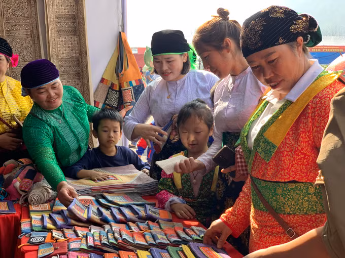 Quản Bạ vùng đất nổi tiếng với nghề dệt lanh truyền thống, các sản phẩm từ lanh đã vươn xa nhiều nơi trên thế giới và được cộng đồng rất ưa chuộng.Ảnh: Hoàng Chính