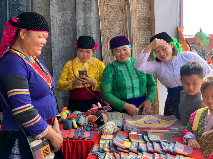 Ảnh 13. Các sản phẩm thủ công được làm từ vải lanh truyền thống của người dân tộc Mông ở Quản Bạ. Nhiều sản phẩm lanh trở thành sản phẩm OCCOP đạt 4- 5 sao cấp tỉnh.JPG