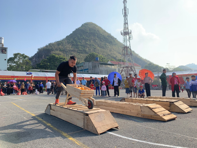 Ảnh 6. Phần thi đẩy Ngô qua chướng ngại vật đã tái hiện lại những khó khăn, vất vả của đồng bào dân tộc khi thu hoạch và vận chuyển nông sản do địa hình cao, dốc.JPG