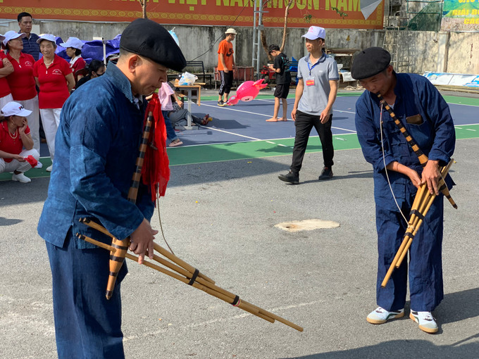 Ảnh 14. Điệu múa Khèn Mông truyền thống của dân tộc Mông không thể thiếu trong đời sống văn hóa, tâm linh và trở thành sản phẩm du lịch bản địa được du khách rất thích và thưởng thức.JPG